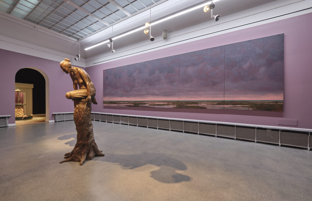 Lucy Figuren Lucy foran det store maleri Wetland